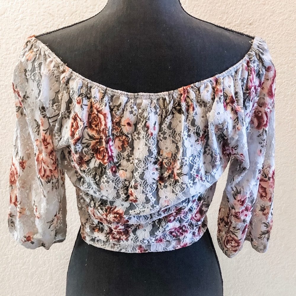 Faux Button Down Floral Lace Crop Top - Picture 4 of 4